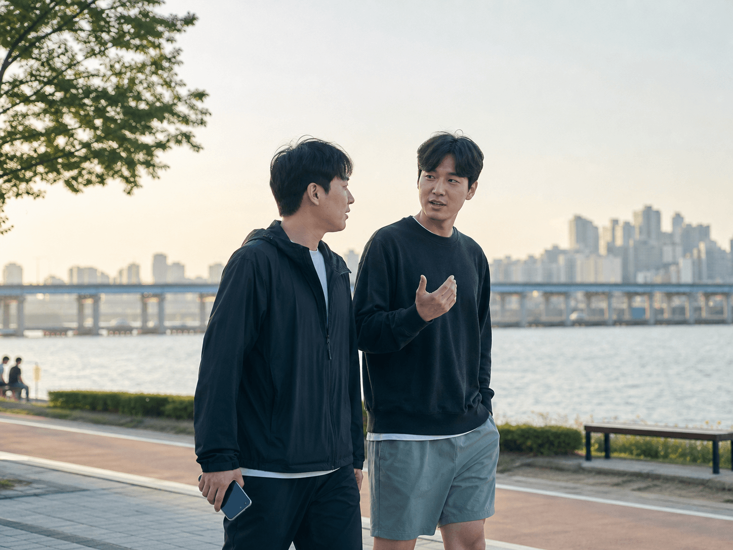 일상 속 대화를 나누며 함께 걷는 두 사람